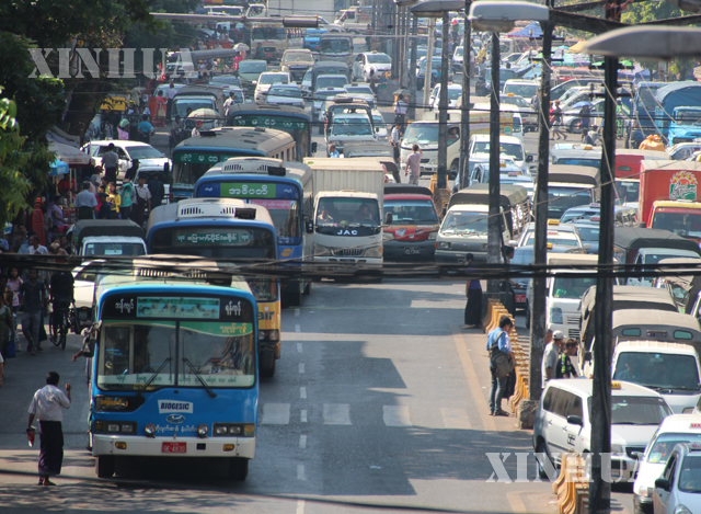 ရန်ကုန်မြို့တွင်း ပြေးဆွဲနေသော မထသ မော်တော်ယာဉ်အချို့အား တွေ့ရစဉ် (ဆင်ဟွာ)
