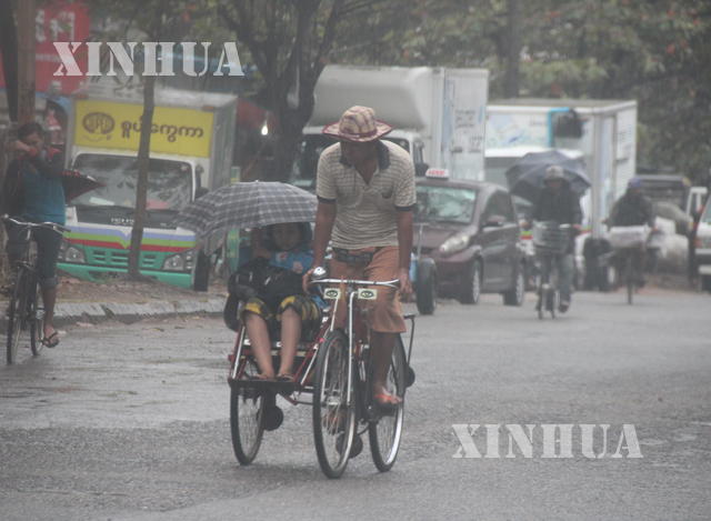 ရန်ကုန်မြို့တွင်း တစ်နေရာတွင် မိုးများရွာသွန်းနေသည်ကို တွေ့ရစဉ် (ဆင်ဟွာ)