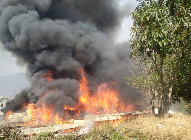 ချင်းပြည်နယ် ၊မင်းတပ်မြို့နယ် မြို့မစည်ပင်ဈေးအား မီးလောင်ကျွမ်းနေသည်ကို မြင်တွေ့ရစဉ်(ဓာတ်ပုံ-- မြန်မာနိုင်ငံမီးသတ်တပ်ဖွဲ့)