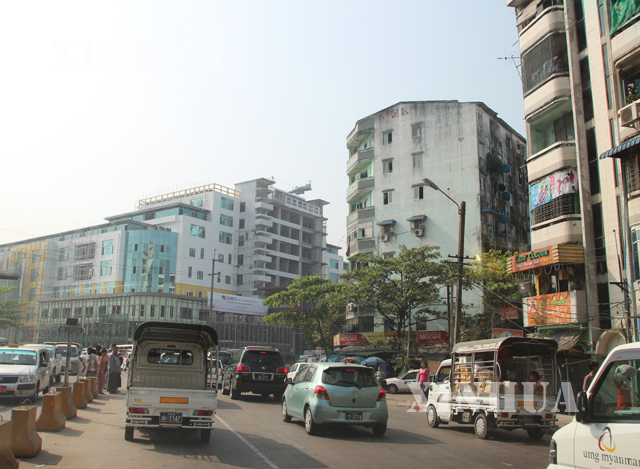 ရန်ကုန်မြို့တွင်းတစ်နေရာရှိ ငလျင်ဒဏ် အနည်းငယ်ခံရသော တိုက်တာများကိုတွေ့ရစဉ် (ဆင်ဟွာ)