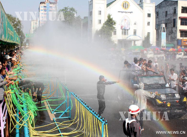 ရန်ကုန်မြို့တော်ခန်းမရှေ့တွင် ယမန်နှစ်က ဆောက်လုပ်ခဲ့သော သြင်္ကန်မဏ္ဍပ်တစ်ခု၌ ရေကစားနေကြစဉ် (ဆင်ဟွာ)