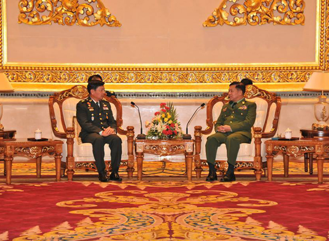 တပ်မတော်ကာကွယ်ရေးဦးစီးချုပ် ဗိုလ်ချုပ်မှူးကြီး မင်းအောင်လှိုင် နှင့် ထိုင်းဘုရင့် တပ်မတော်ကာကွယ်ရေးဦးစီးချုပ် General Sommai Kaotira တို့တွေ့ဆုံဆွေးနွေးနေစဉ် (ဓာတ်ပုံ- Senior General Min Aung Hlaing Facebook)