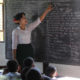 မြန်မာနိုင်ငံမှ အခြေခံပညာ အထက်တန်း ကျောင်းဆရာမ တစ်ဦး စာသင်ကြားနေသည်ကို တွေ့ရစဉ် (ဓာတ်ပုံ-အင်တာနက်)