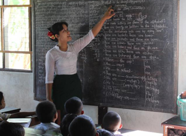 မြန်မာနိုင်ငံမှ အခြေခံပညာ အထက်တန်း ကျောင်းဆရာမ တစ်ဦး စာသင်ကြားနေသည်ကို တွေ့ရစဉ် (ဓာတ်ပုံ-အင်တာနက်)