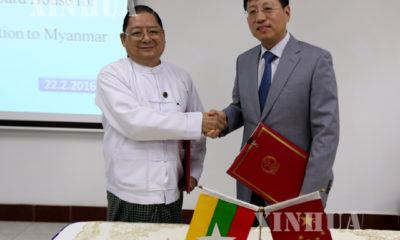 မြန်မာနိုင်ငံဆိုင်ရာ တရုတ်သံအမတ်ကြီး မစ္စတာ ဟုန်လျန်က ဆောက်လုပ်ရေးဝန်ကြီးဌာန ဒုတိယဝန်ကြီး ဦးဝင်းမြင့်ထံသို့ အသင့်ဆောက်လုပ်နိုင်သော အဆောက်အဦ ပစ္စည်းများကို လက်မှတ်ထိုးပြီးပေးအပ်နေစဉ် (ဆင်ဟွာ)