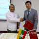 မြန်မာနိုင်ငံဆိုင်ရာ တရုတ်သံအမတ်ကြီး မစ္စတာ ဟုန်လျန်က ဆောက်လုပ်ရေးဝန်ကြီးဌာန ဒုတိယဝန်ကြီး ဦးဝင်းမြင့်ထံသို့ အသင့်ဆောက်လုပ်နိုင်သော အဆောက်အဦ ပစ္စည်းများကို လက်မှတ်ထိုးပြီးပေးအပ်နေစဉ် (ဆင်ဟွာ)