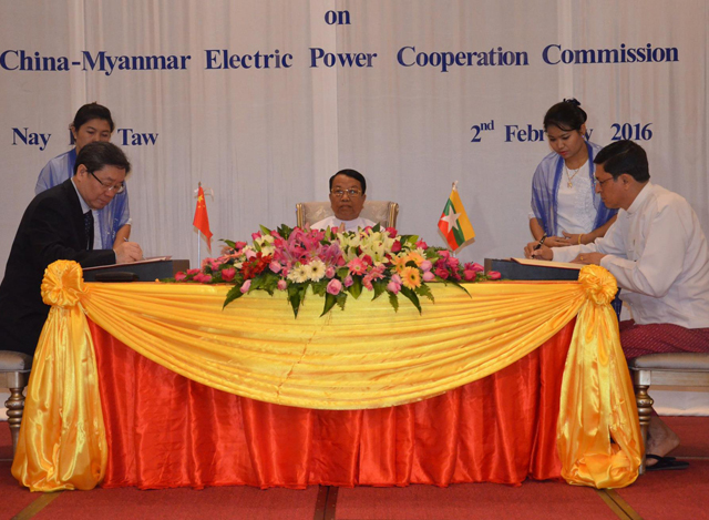 တရုတ်-မြန်မာ လျှပ်စစ်စွမ်းအား ပူးပေါင်းဆောင်ရွက်ရေး ကော်မရှင် (CMEPCC)၏ တတိယ အကြိမ်ကော်မရှင် အစည်း အဝေးတွင် တရုတ်ပြည်သူ့ သမ္မတနိုင်ငံမှ ရင်းနှီးမြှုပ်နှံမှု ရေအား လျှပ်စစ်ကဏ္ဍ သဘောတူညီချက်အား လက်မှတ်ရေးထိုးနေစဉ် (ဓာတ်ပုံ-MOI)