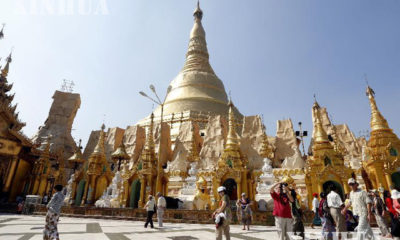 ရန်ကုန်မြို့ရှိ ရွှေတိဂုံဘုရားသို့ လာရောက်လည်ပတ်ကြသော ကမ္ဘာလှည့် ခရီးသွားများကို တွေ့ရစဉ် (ဆင်ဟွာ)