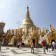 ရန်ကုန်မြို့ရှိ ရွှေတိဂုံဘုရားသို့ လာရောက်လည်ပတ်ကြသော ကမ္ဘာလှည့် ခရီးသွားများကို တွေ့ရစဉ် (ဆင်ဟွာ)