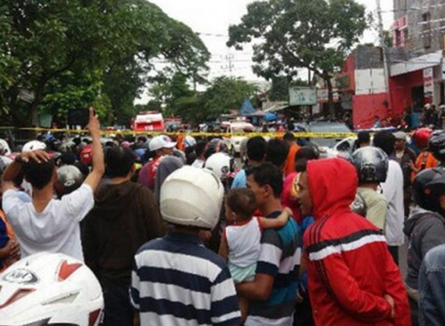 အင်ဒိုနီးရှားတွင် အမောင်းသင်လေယာဉ် ပျက်ကျမှု ဧရိယာတွင် လူအများ ဝိုင်းအုံကြည့်နေစဉ် (ဓာတ်ပုံ-အင်တာနက်)