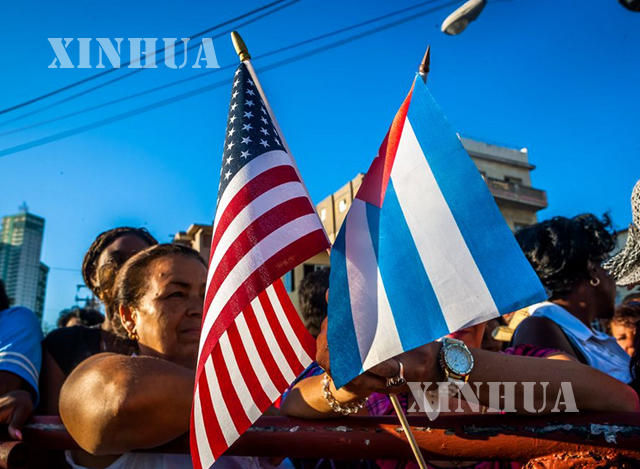 အမေရိကန် အလံ နှင့် ကျူးဘား အလံအား တွေ့ရစဉ် (ဆင်ဟွာ)
