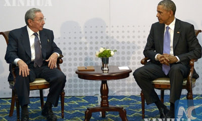 အမေရိကန် သမ္မတ ဘားရတ် အိုဘားမား (ယာ) နှင့် ကျူးဘား သမ္မတ Raul Castro (ဝဲ) တို့အား ၂၀၁၅ ခုနှစ် ဧပြီလ ၁၁ ရက်က တွေ့ဆုံစဉ် (ဆင်ဟွာ)