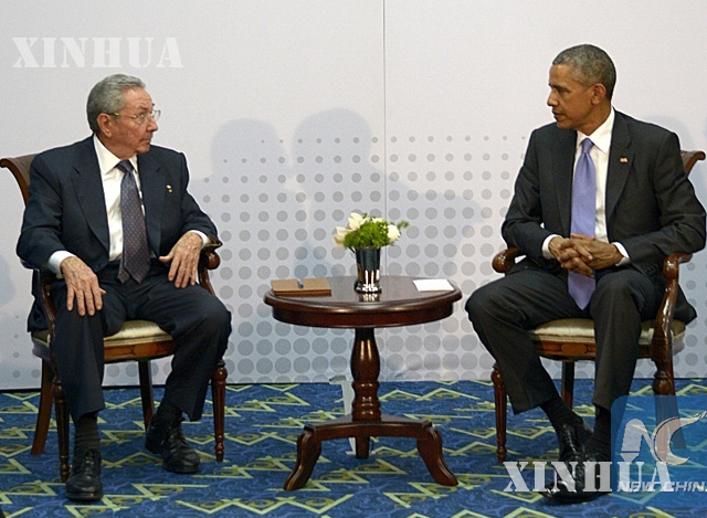 အမေရိကန် သမ္မတ ဘားရတ် အိုဘားမား (ယာ) နှင့် ကျူးဘား သမ္မတ Raul Castro (ဝဲ) တို့အား ၂၀၁၅ ခုနှစ် ဧပြီလ ၁၁ ရက်က တွေ့ဆုံစဉ် (ဆင်ဟွာ)