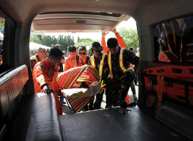 လက်ပစ်ဗုံးပေါက်ကွဲမှုကြောင့် ဒဏ်ရာရရှိသူများအား ဆေးရုံသို့ သယ်ဆောင်လာစဉ် (ဓာတ်ပုံ-အင်တာနက်)