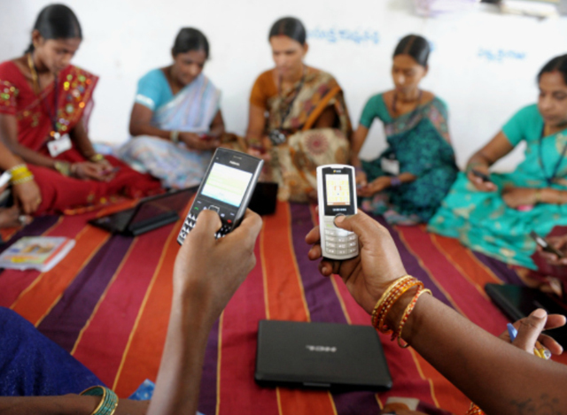 မိုဘိုင်းဖုန်း အသုံးပြုနေသော အိန္ဒိယနိုင်ငံသား အမျိုးသမီးများအား တွေ့ရစဉ် (ဓာတ်ပုံ- အင်တာနက်)