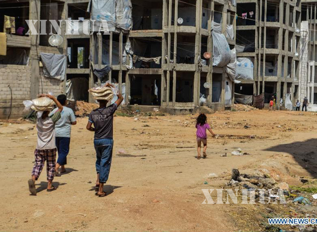 စစ်ဒဏ်ကြောင့် ပျက်စီးနေသော အလက်ပိုမြို့ တစ်နေရာ၏ မြင်ကွင်းအား တွေ့ရစဉ် (ဆင်ဟွာ)
