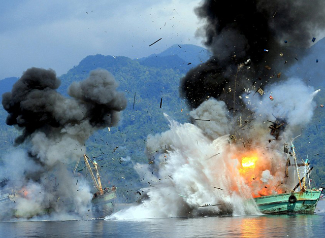 တရားမဝင် ဝင်ရောက် ငါးဖမ်းကြမှုကြောင်းဖမ်းဆီးထားသည့် လှေများအား အင်ဒိုနီးရှားနိုင်ငံ က ဖောက်ခွဲနှစ်မြုပ်နေစဉ် (အင်တာနက်)