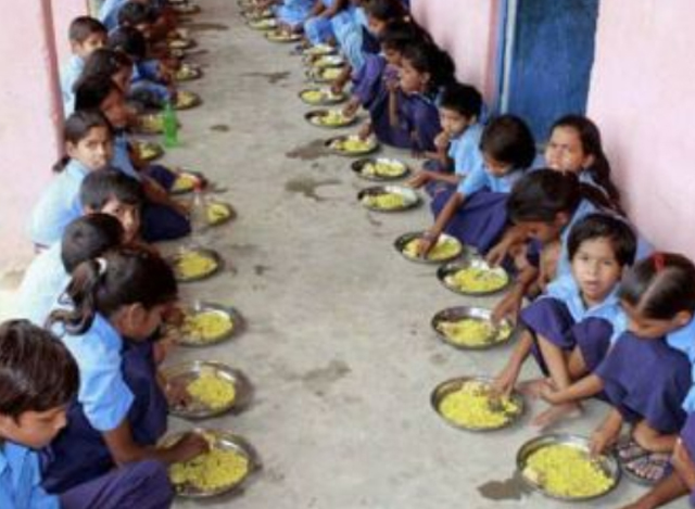 အိန္ဒိယရှိ စာသင်ကျောင်း တစ်ခုတွင် ကျောင်းသားများ နေ့လည်စာ စားနေစဉ် (ဓာတ်ပုံ-အင်တာနက်)