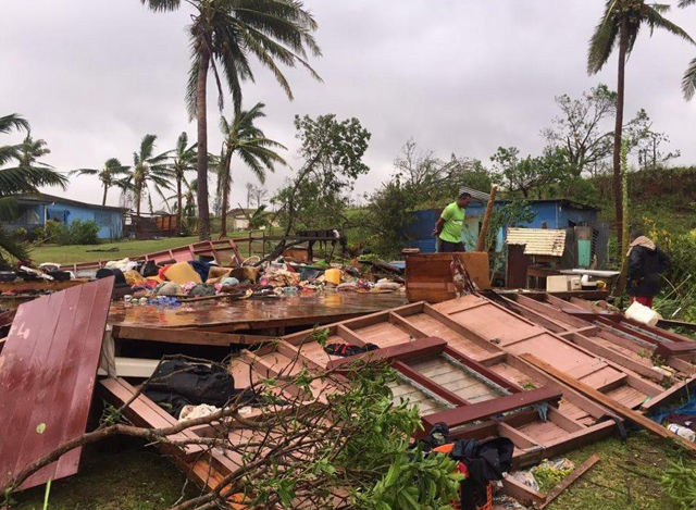 ဖီဂျီနိုင်ငံတွင် ဆိုင်ကလုန်း မုန်တိုင်းကြောင့် ပျက်စီးသွားသည့် နေအိမ်တစ်လုံးအား တွေ့ရစဉ် (ဓာတ်ပုံ-အင်တာနက်)