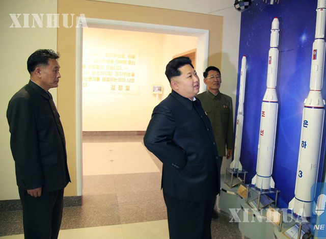 မြောက်ကိုရီးယားခေါင်းဆောင် ကင်ဂျုံအန်း အား ဂြိုလ်တု ထိန်းချုပ်ရေး စခန်းတစ်ခု ၌ တွေ့ရစဉ် (ဆင်ဟွာ)