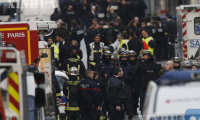 ပြင်သစ်နိုင်ငံ၊Saint-Denis မြို့တွင် ၂၀၁၅ ခုနှစ် နိုဝင်ဘာလ ၁၈ရက်နေ့ ၌ အကြမ်းဖက်မှု ဖြစ်ပွားပြီး ရဲတပ်ဖွဲ့များရောက်ရှိလာစဉ် (ဆင်ဟွာ)