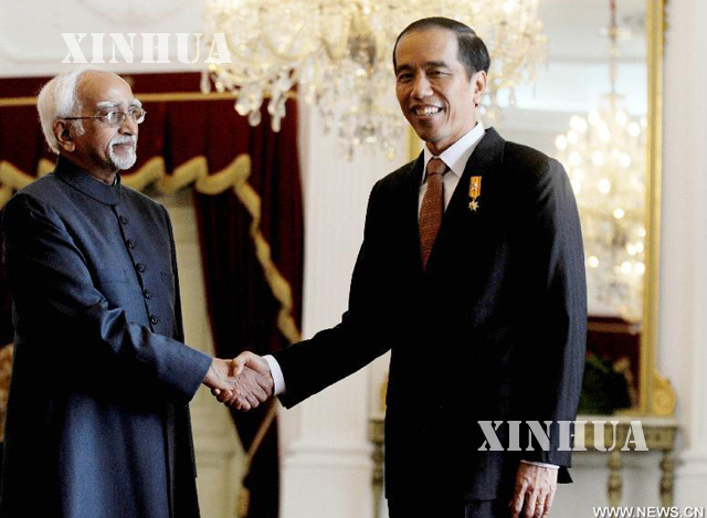 အင်ဒိုနီးရှားသမ္မတ Joko Widodo အား အိန္ဒိယနိုင်ငံ ဒုတိယ သမ္မတ Mohammad Hamid Ansar နှင့် အတူ ဂျာကာတာမြို့ ၌တွေ့ရစဉ် (ဆင်ဟွာ)