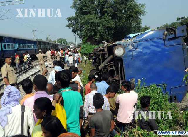 အိန္ဒိယနိုင်ငံတွင် ရထားပြေးလမ်းချော်ကျနေပုံအား တွေ့ရစဉ် (ဆင်ဟွာ)