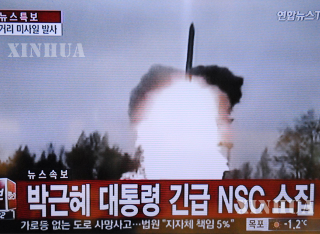 မြောက်ကိုရီးယားနိုင်ငံ (DPRK) ၏ ဂြိုလ်တု လွှတ်တင်မှု အား တောင်ကိုရီးယား ရုပ်သံလိုင်းတစ်ခုက ထုတ်လွှင့်ပြသနေပုံ (ဆင်ဟွာ)