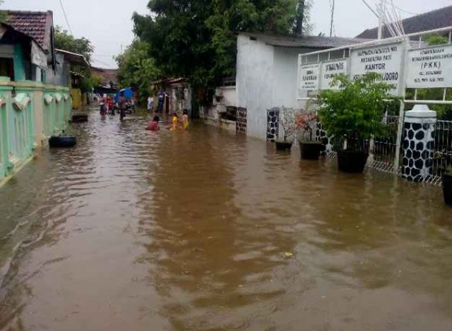 အင်ဒိုနီးရှားနိုင်ငံ ဂျာဗား ပြည်နယ် အလယ်ပိုင်း၌ ရေကြီးမှုများ စတင် ဖြစ်ပေါ်နေစဉ် (ဓာတ်ပုံ-အင်တာနက်)