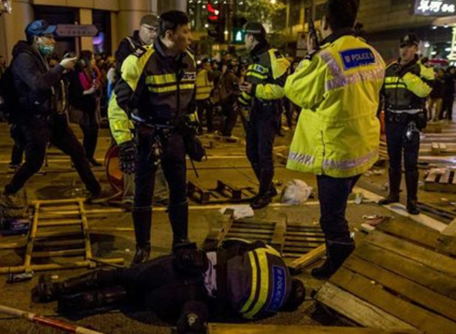 ဟောင်ကောင်ရှိ Mong Kok ဧရိယာတွင် အဓိကရုဏ်း ဖြစ်ပွားနေစဉ် (ဓာတ်ပုံ-အင်တာနက်)