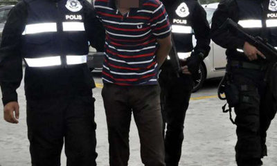 အိုင်အက်စ်အကြမ်းဖက်သမားဟု သံသယရှိသူတစ်ဦးကို မလေးရှားရဲတပ်ဖွဲ့ဝင်များက ၂၀၁၆ ဇန်နဝါရီလ ၂၄ ရက်က ဖမ်းဆီးလာစဉ် ( ဓာတ်ပုံ - အင်တာနက် )