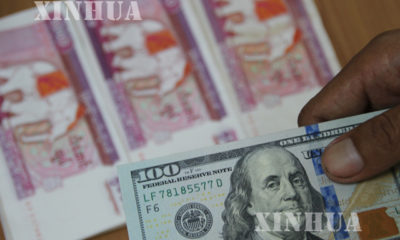 ရန်ကုန်မြို့ရှိ ငွေလဲလှယ်ရေး ဈေးကွက်တစ်ခုတွင် အမေရိကန်ဒေါ်လာများ လဲလှယ်နေစဉ် (ဆင်ဟွာ)