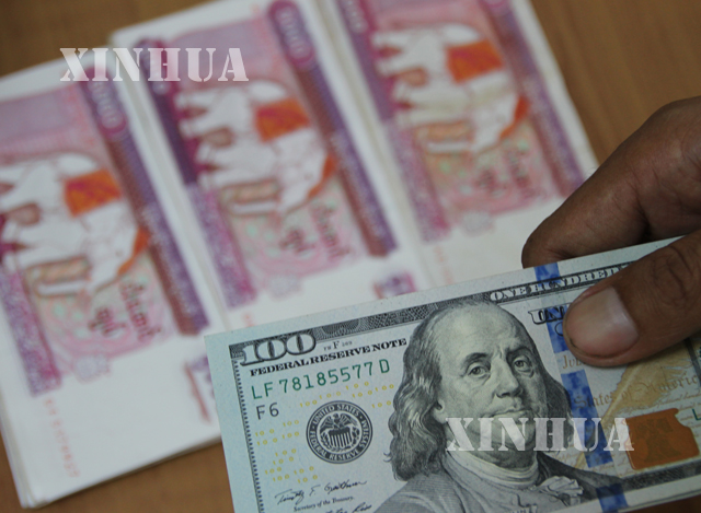 ရန်ကုန်မြို့ရှိ ငွေလဲလှယ်ရေး ဈေးကွက်တစ်ခုတွင် အမေရိကန်ဒေါ်လာများ လဲလှယ်နေစဉ် (ဆင်ဟွာ)