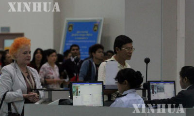 ရန်ကုန် အပြည်ပြည်ဆိုင်ရာ လေဆိပ်သို့ ရောက်ရှိလာသော ခရီးသွားများအား တွေ့ရစဉ် (ဆင်ဟွာ)