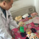 သရီးဒီ နည်းပညာ အကူအညီဖြင့် နှလုံးခွဲစိတ်မှုခံယူခဲ့သော ကလေးငယ်နှင့် ခွဲစိတ်ဆရာဝန်အား တွေ့ရစဉ် (ဓာတ်ပုံ- အင်တာနက်)