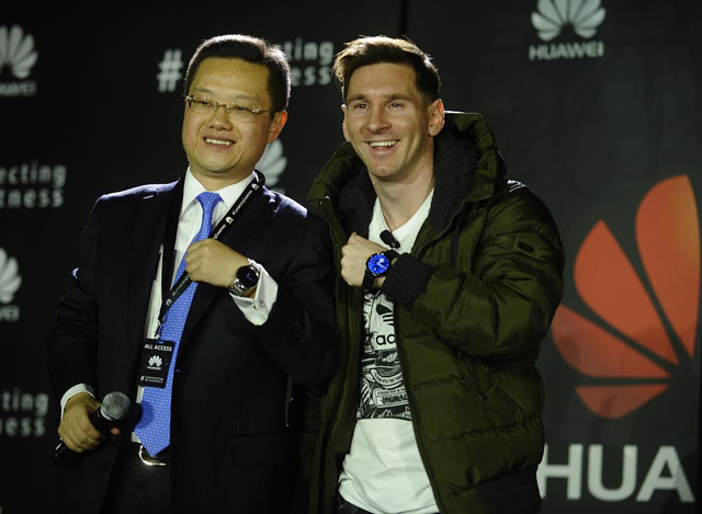 လီယိုနယ် မက်ဆီ (ယာ) နှင့် Huawei Latin America အုပ်စု၏ CEO Tyrone Liu တို့အား Huawei ကုမ္ပဏီ ထုတ် Smart Watch ကိုယ်စီနှင့် တွေ့ရစဉ် (ဓာတ်ပုံ- Huawei Technologies (Yangon) )