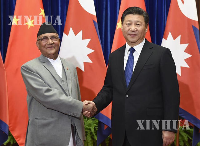 တရုတ် နိုင်ငံ သမ္မတ ရှီကျင့်ဖိန်နှင့် နီပေါ နိုင်ငံ ဝန်ကြီးချုပ် ကေ.ပီ. ရှာမာ အိုလီတို့ ပေကျင်းမြို့ ပြည်သူ့ခန်းမကြီး၌ တွေ့ဆုံစဉ် (ဆင်ဟွာ)