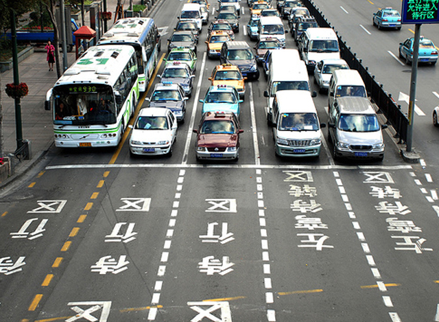 တရုတ်နိုင်ငံအတွင်း မောင်းနှင်နေသည့် ယာဉ်အမျိုးမျိုးအားတွေ့ရစဉ် (ဓာတ်ပုံ-အင်တာနက်)