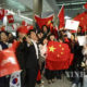 ကိုရီးယား နိုင်ငံရောက် တရုတ်နိုင်ငံသား ကျောင်းသားများအား ၂၀၀၈ ကိုရီးယားအိုလံပစ် ပြိုင်ပွဲတွင် တွေ့ရစဉ် ( ဆင်ဟွာ )