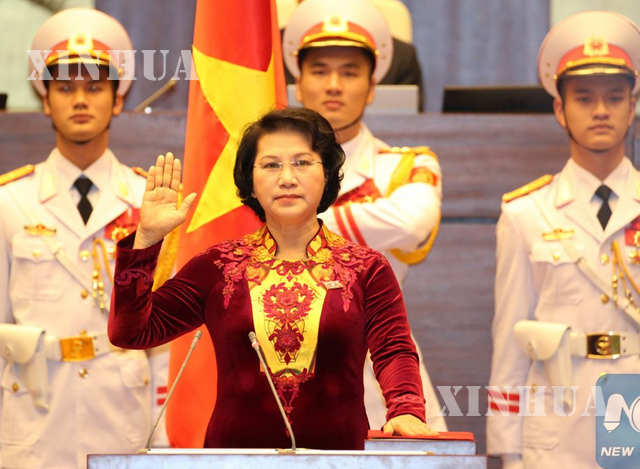 ဗီယက်နမ်နိုင်ငံ အမျိုးသားလွှတ်တော်၏ ပထမဆုံး အမျိုးသမီး လွှတ်တော် ဥက္ကဋ္ဌ ငုယင် သီကင်မ် ငန် ကျမ်းသစ္စာကျိန်ဆိုနေစဉ် (ဆင်ဟွာ)