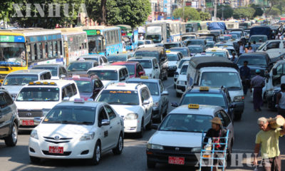 ရန်ကုန်မြို့တွင်း သွားလာနေသော ကားများကို တွေ့ရစဉ် (ဆင်ဟွာ)