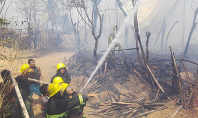 မကွေးမြို့ ညောင်ပင်သာ ကျေးရွာ မီးလောင်မှုအား မီးသတ်သမားများမှ မီးငြိမ်းသတ်နေစဉ် (ဓာတ်ပုံ-MOI)