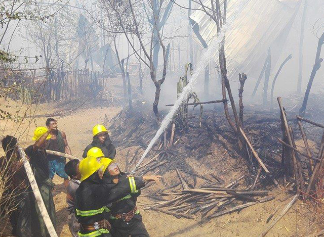မကွေးမြို့ ညောင်ပင်သာ ကျေးရွာ မီးလောင်မှုအား မီးသတ်သမားများမှ မီးငြိမ်းသတ်နေစဉ် (ဓာတ်ပုံ-MOI)