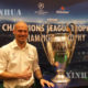 ချန်ပီယံလိဂ် ကြယ်ပွင့်ဟောင်း Fredrik Ljungberg အား UEFA ချန်ပီယံလိဂ် ဖလားနှင့် အတူတွေ့ရစဉ် (ဆင်ဟွာ)