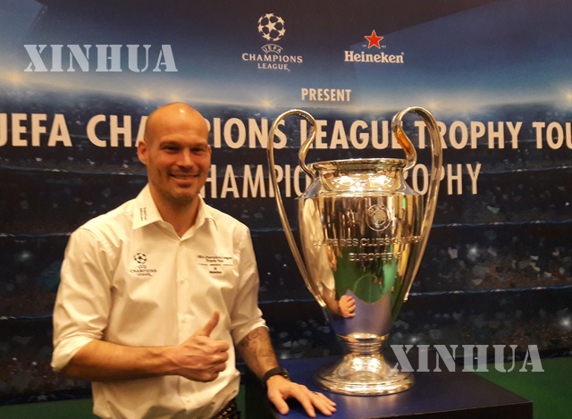ချန်ပီယံလိဂ် ကြယ်ပွင့်ဟောင်း Fredrik Ljungberg အား UEFA ချန်ပီယံလိဂ် ဖလားနှင့် အတူတွေ့ရစဉ် (ဆင်ဟွာ)