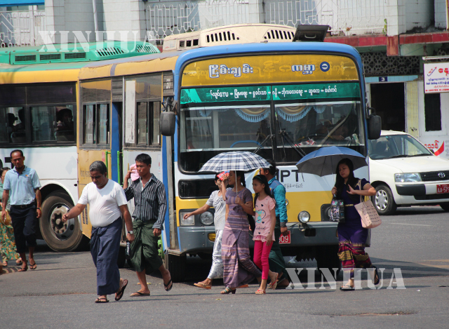 ပူပြင်းသော နေရောင်ခြည် ဒဏ်မှကာကွယ်ရန် ထီးများဆောင်း၍ ခရီးသွားသူများကို တွေ့ရစဉ် (ဆင်ဟွာ)