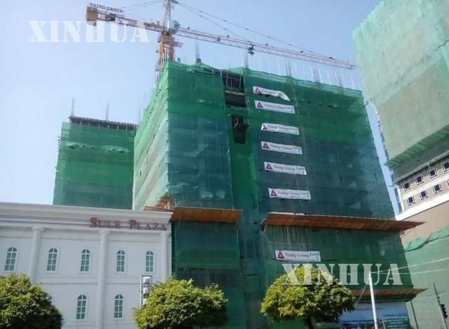 ရန်ကုန်မြို့ ဆူးလေ ဘုရားလမ်းပေါ်တွင် ဆောက်လုပ်နေသော အထပ်မြင့်အဆောက်အအုံ တစ်ခုအား တွေ့ရစဉ် (ဆင်ဟွာ)