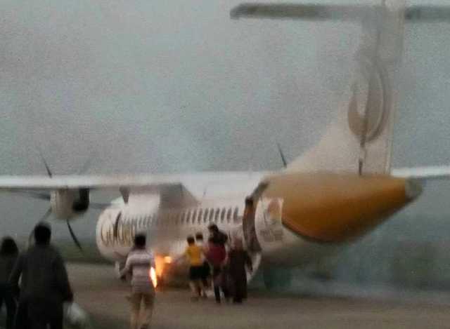 Golden Myanmar Airlines မှ လေယာဉ် တစ်စီး ရန်ကုန် လေဆိပ်၌ လေယာဉ်ဘီး မတော်တဆ ပေါက်မှု ဖြစ်ပွားစဉ် (ဓာတ်ပုံ-ကျော်စွာမင်း)