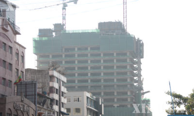 ရန်ကုန်မြို့တွင်းရှိ ဆောက်လုပ်ဆဲ အထပ်မြင့် အဆောက်အအုံတစ်ခုအား တွေ့ရစဉ် (ဆင်ဟွာ)