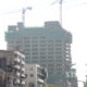 ရန်ကုန်မြို့တွင်းရှိ ဆောက်လုပ်ဆဲ အထပ်မြင့် အဆောက်အအုံတစ်ခုအား တွေ့ရစဉ် (ဆင်ဟွာ)